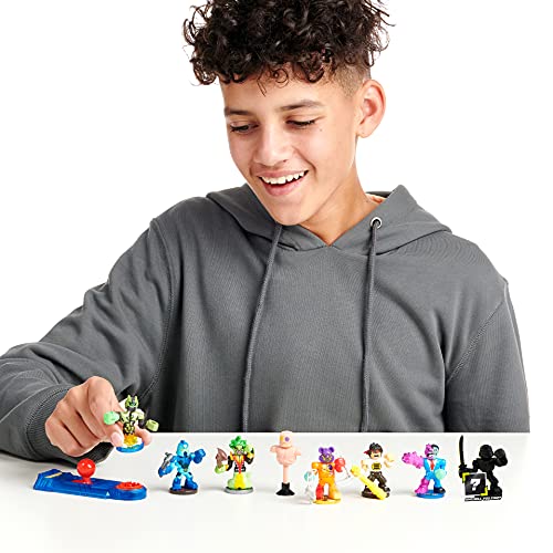 10 Ultimate Arcade Warrior Action Figures and 2 Button Bash Controllers Y675