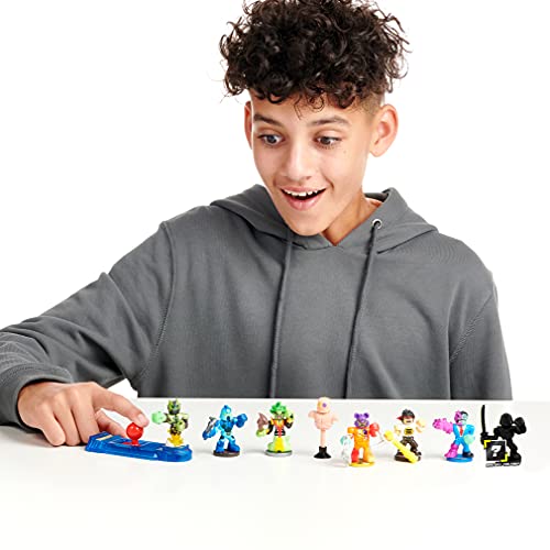 10 Ultimate Arcade Warrior Action Figures and 2 Button Bash Controllers Y675